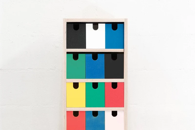 Tour de rangement pegboard sur roulettes – meuble à casiers mobile