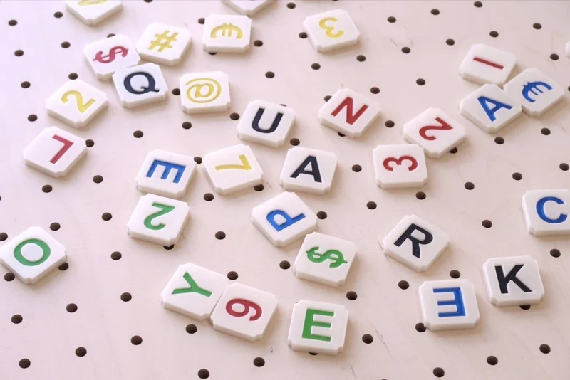 Lettres Scrabble colorées pour pegboard – signalétique murale déco