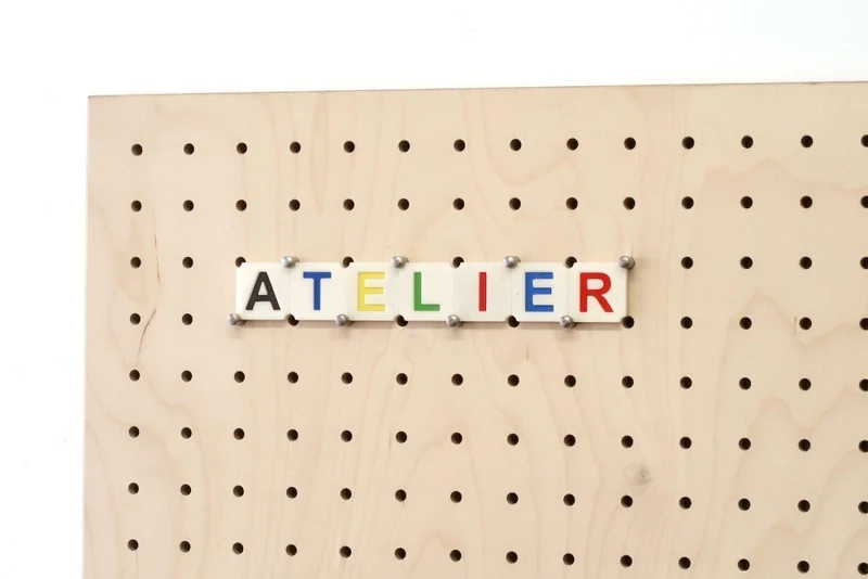 Lettres Scrabble colorées pour pegboard – signalétique murale déco