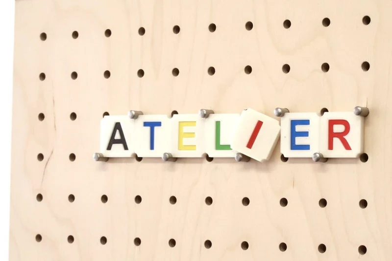 Lettres Scrabble colorées pour pegboard – signalétique murale déco