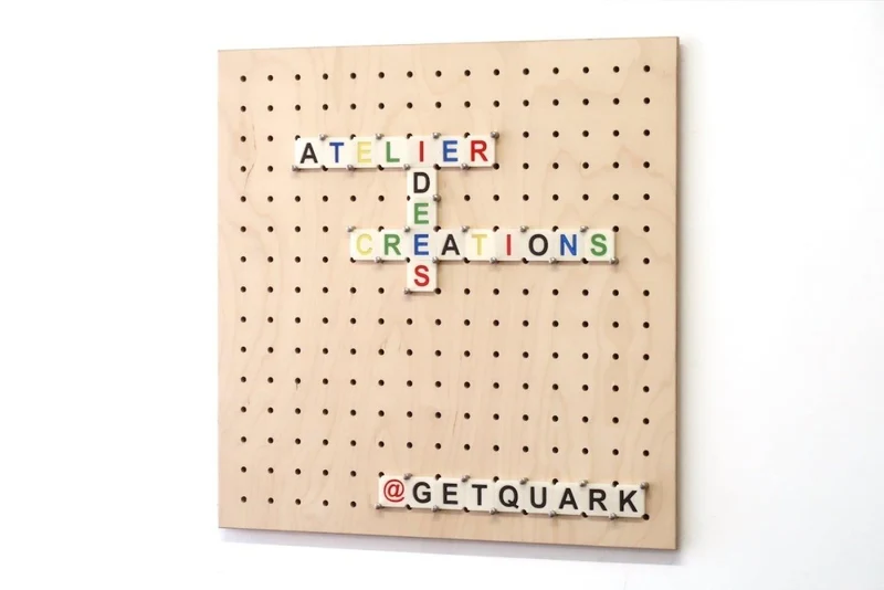 Lettres Scrabble colorées pour pegboard – signalétique murale déco