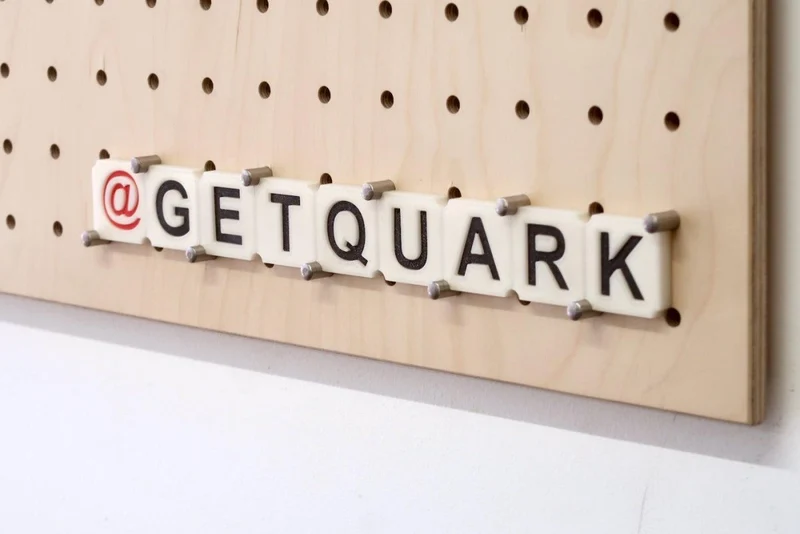 Lettres Scrabble colorées pour pegboard – signalétique murale déco
