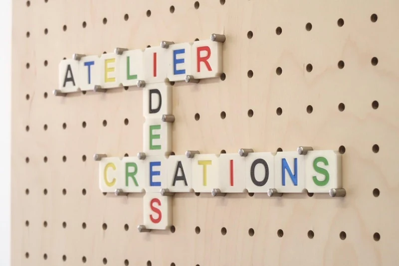Lettres Scrabble colorées pour pegboard – signalétique murale déco