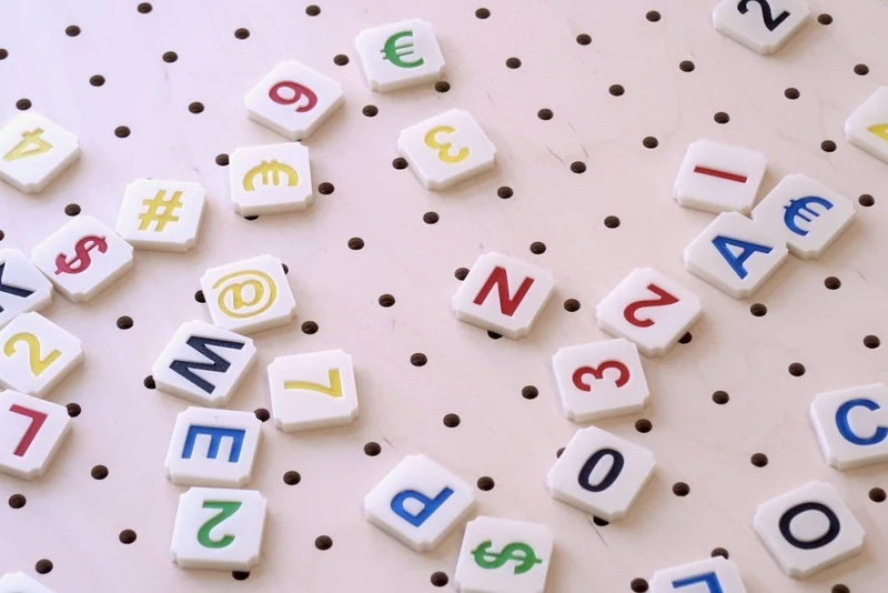 Lettres Scrabble colorées pour pegboard – signalétique murale déco