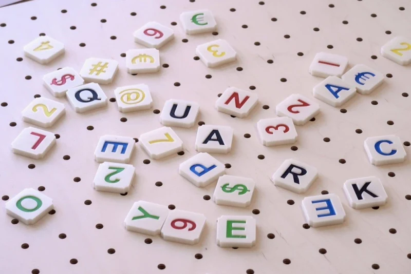 Lettres Scrabble colorées pour pegboard – signalétique murale déco