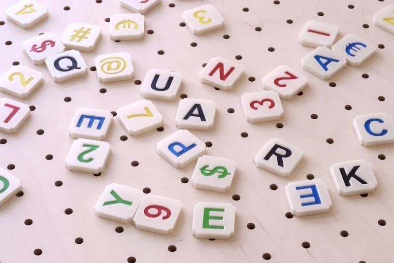 Lettres Scrabble colorées pour pegboard – signalétique murale déco