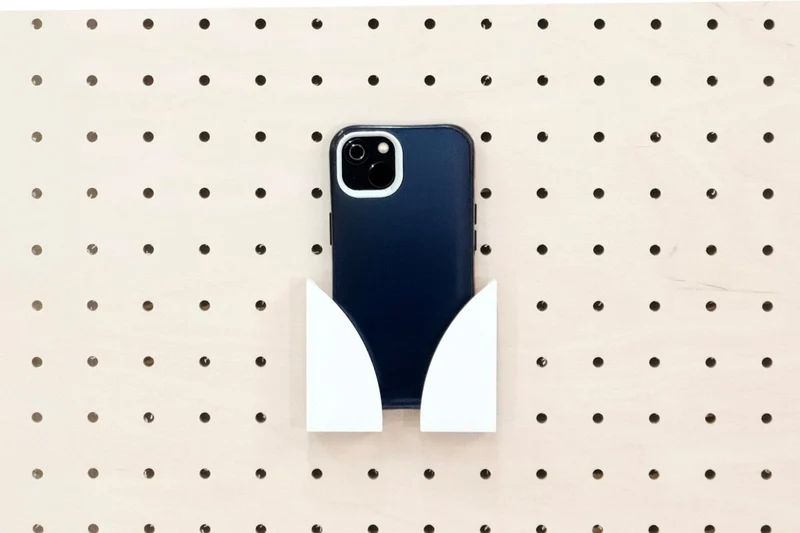 Porte-téléphone mural pour pegboard – support smartphone panneau perforé