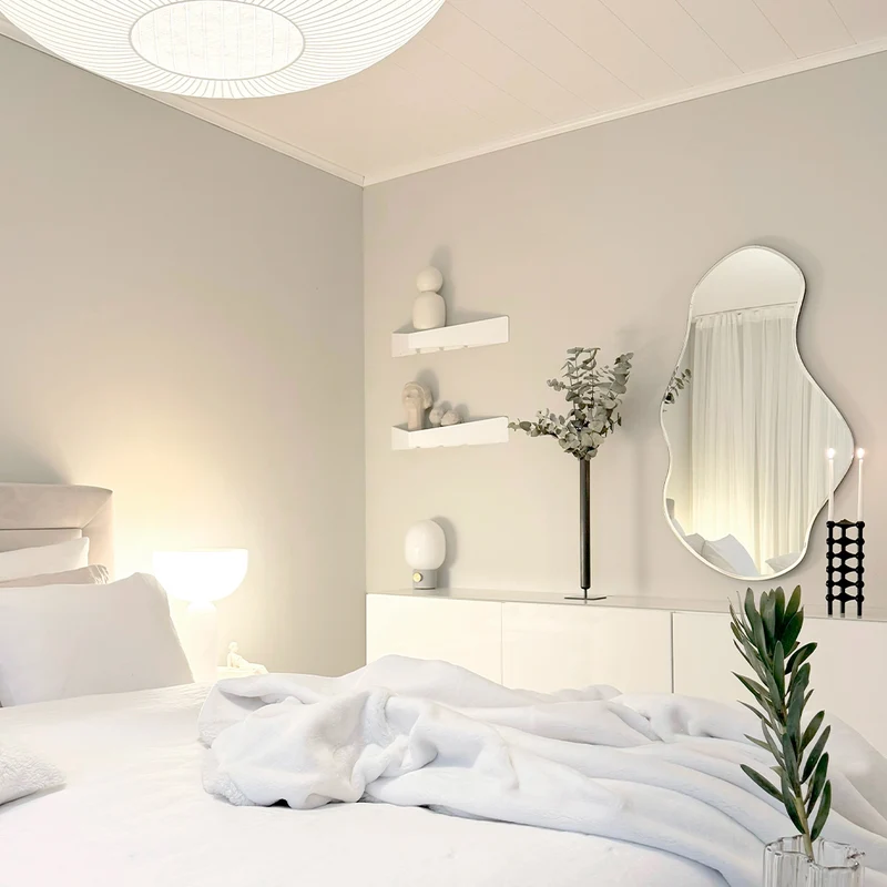 Pelican M Wall Shelf and two Cielo Wall Hooks · White
