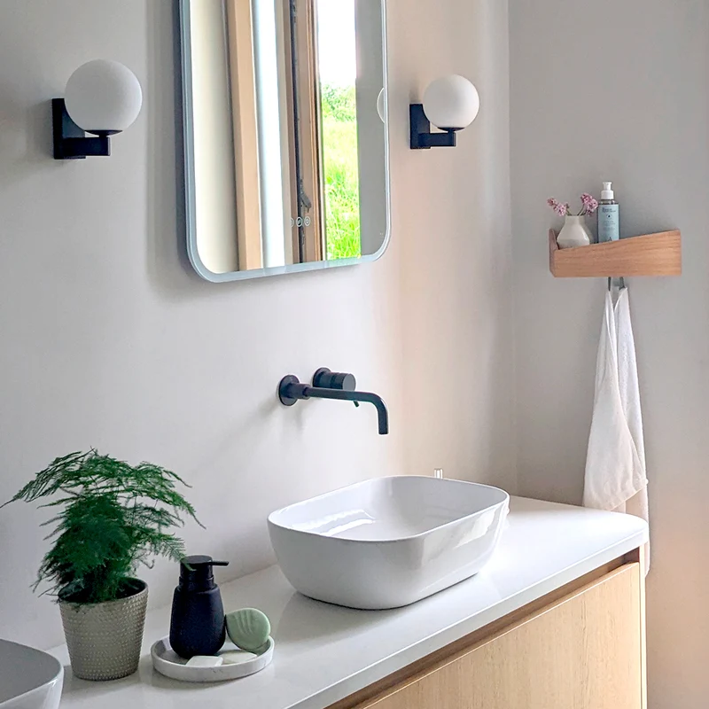 Pelican Wall Shelf with Hidden Hooks · Large Oak