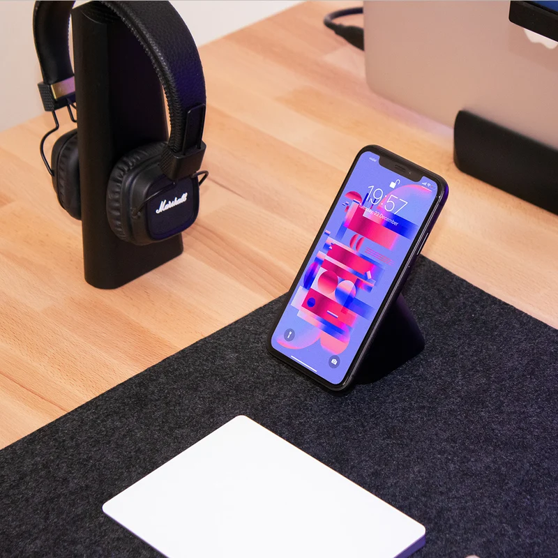 Risco Floating Smartphone Stand · Black