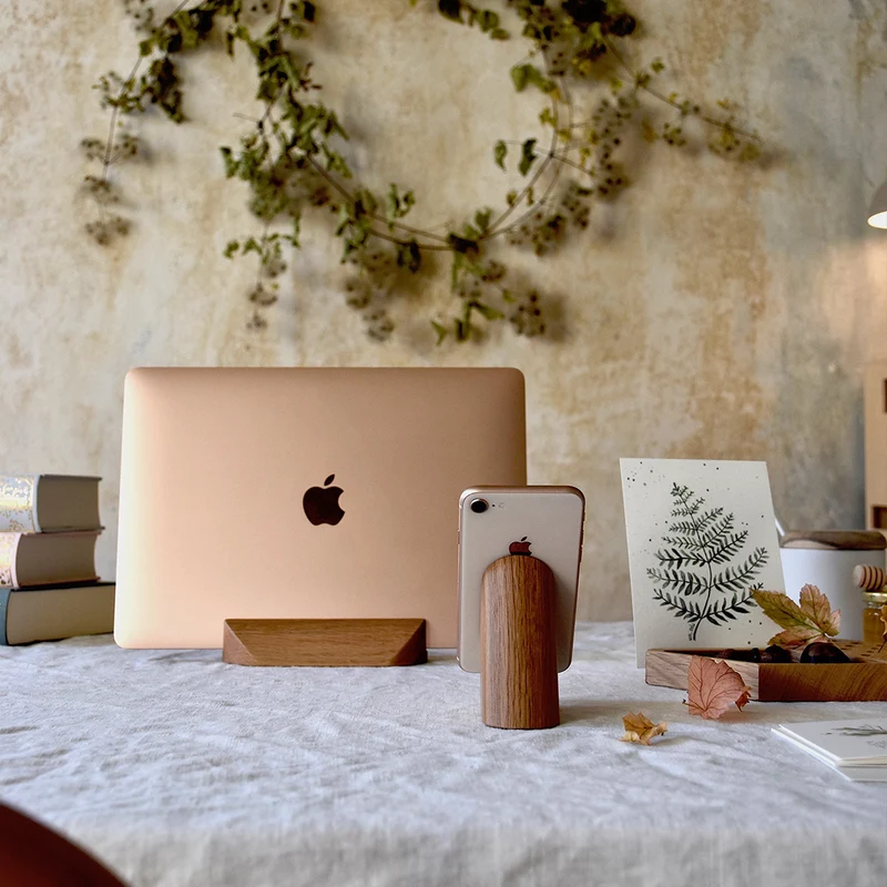 Risco Floating Smartphone Stand · Oak