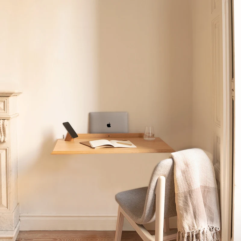 Risco Floating Smartphone Stand · Oak