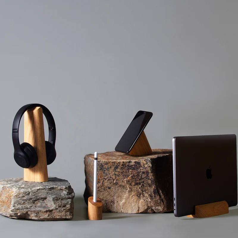 Risco Floating Smartphone Stand · Oak