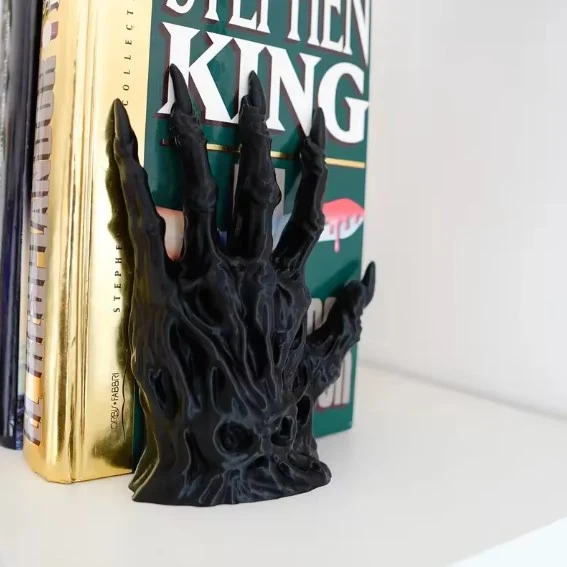 Serre livre main noir gothique