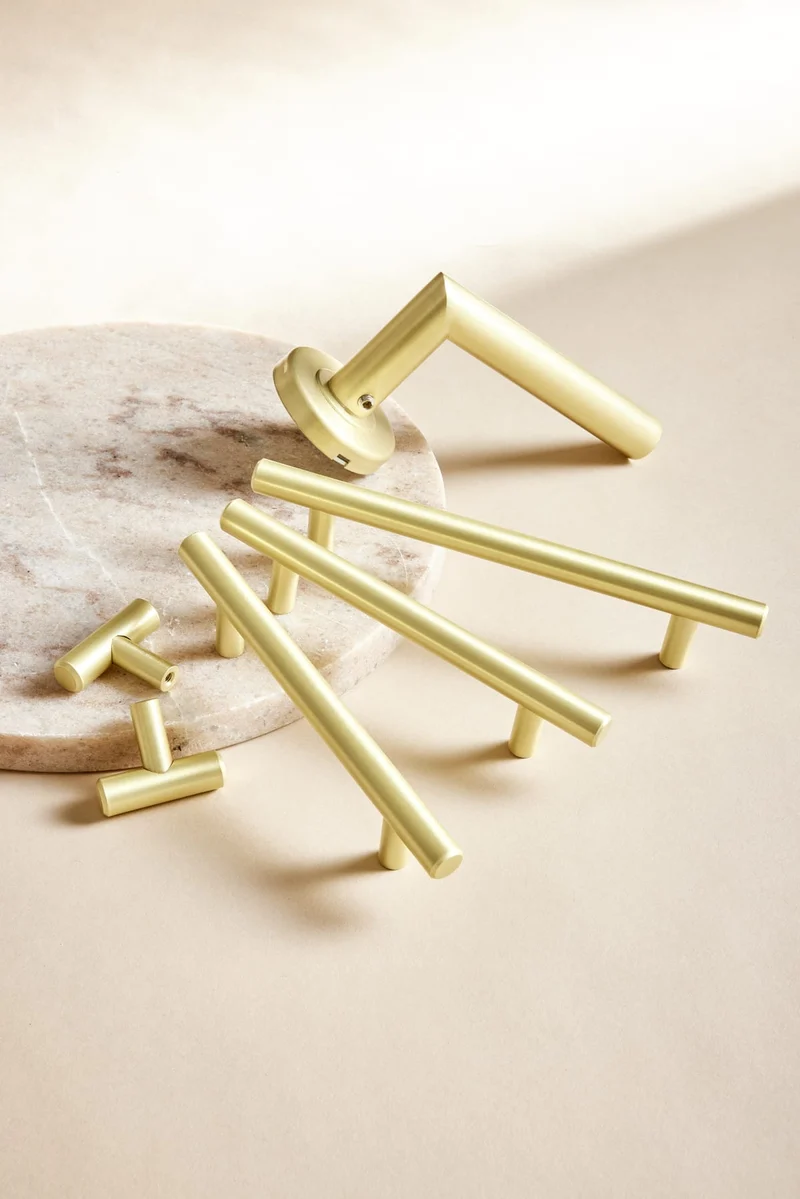 1 SARA HANDLE WITH 96 MM CENTRE DISTANCE IN MATT BRUSHED BRASS